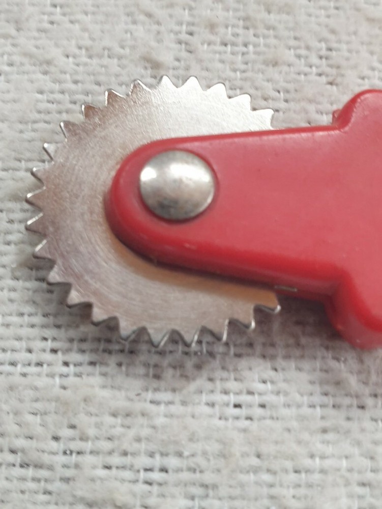 Boye Serrated Tracing Wheel red