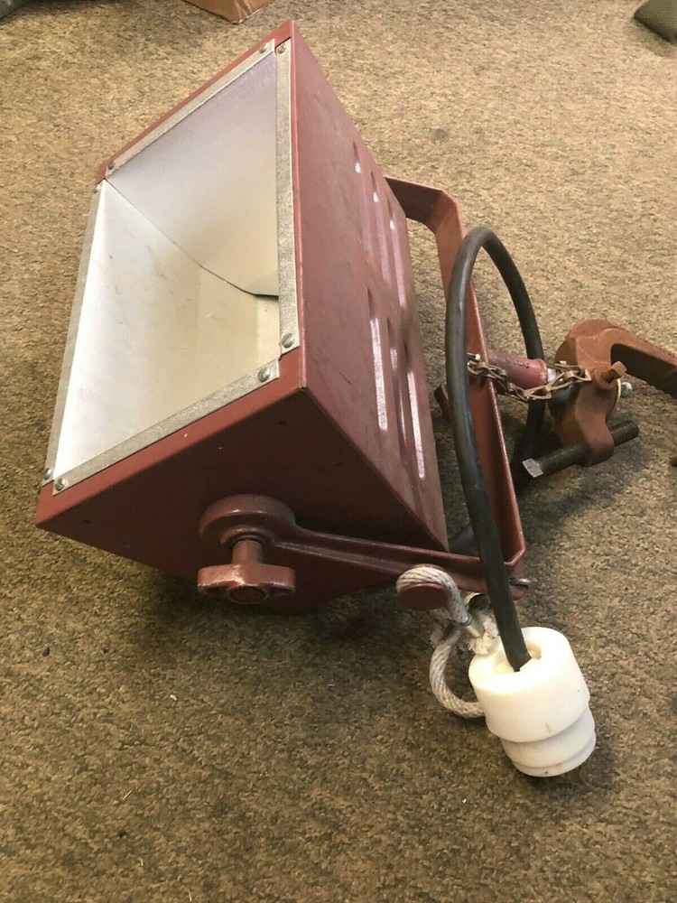 Mole-Richardson TYPE 3211 MOLEQUARTZ BROAD 1000W Reflector Light