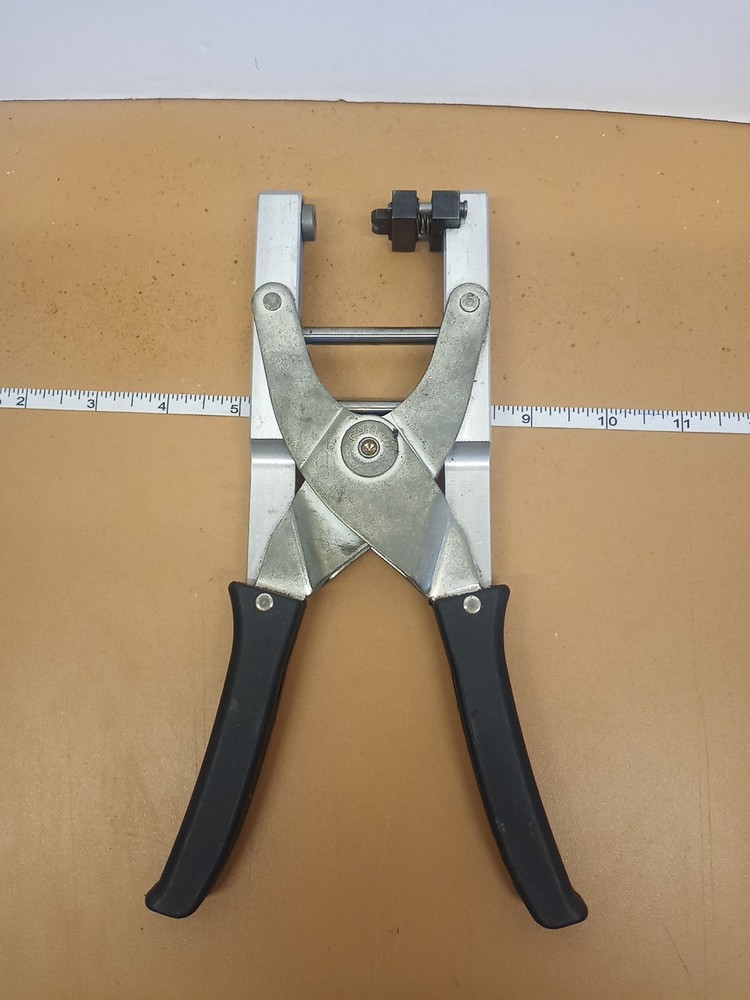 Caisley Ear Tag Applicator Tool Farming Ranching Cattle