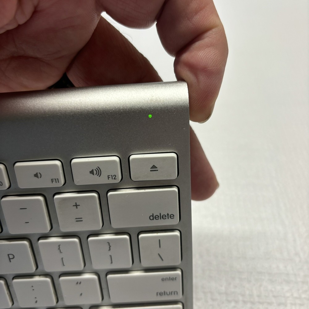 Apple A1314 Wireless Keyboard - Silver W White Keys