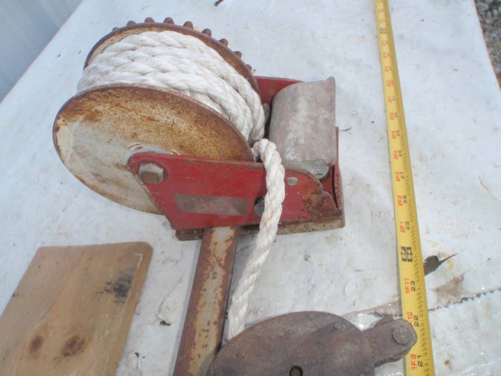 Hand Winch w Pulley - Missing Handle