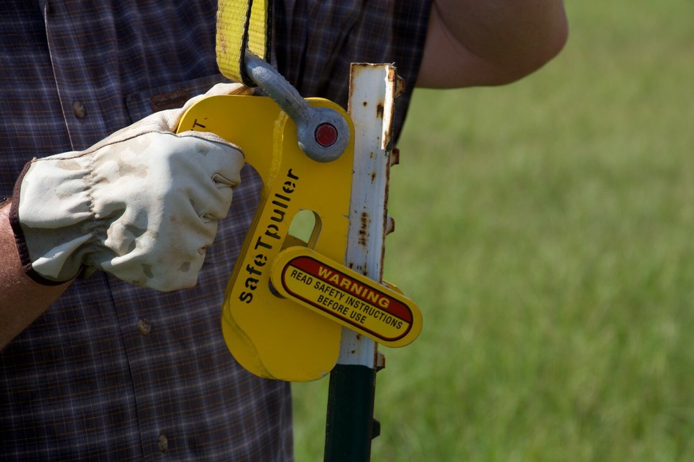 safeTpuller Kit T-post puller with shackle and sling t post removal tool kit
