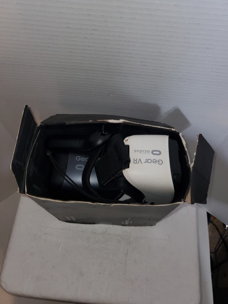 Lot of 2 Samsung Gear VR Black with Controller, White No Controller Untested