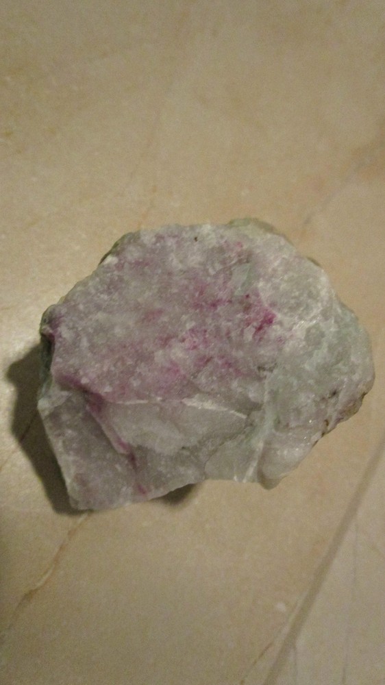 Fluorescent mineral rock Tenebrescent Hackmanite Canada S85