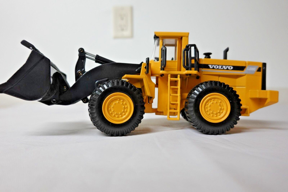 JOAL 197 VOLVO L-330C WHEEL LOADER 1:50 SCALE N.I.B.