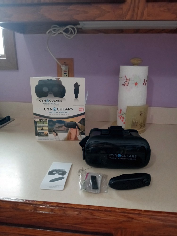 cynoculars vertual reality head set and remote