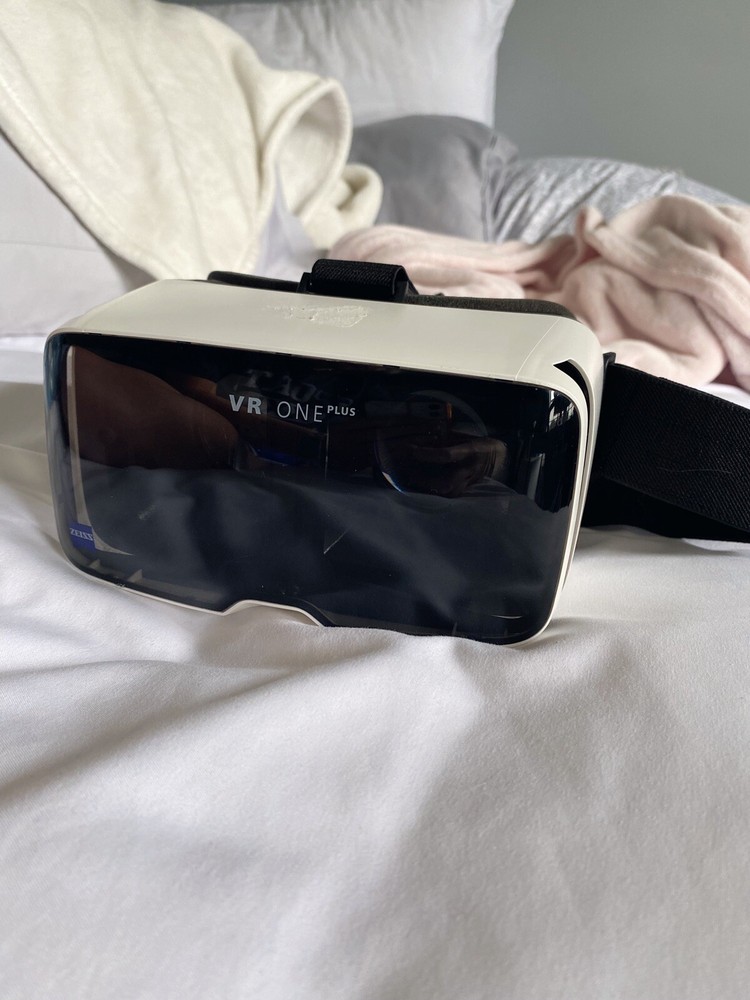 Zeiss VR One Plus virtual reality headset Missing Strap but Good Condition Used