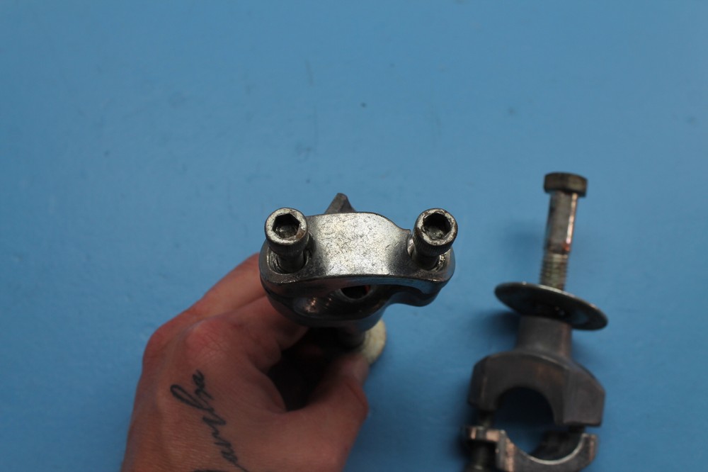 1371 01 HARLEY-DAVIDSON ELECTRA GLIDE HANDLEBAR RISER TOP CLAMP