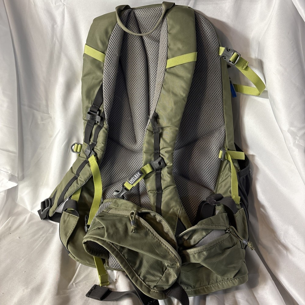 Camelbak Rim Runner 22 Hydration Bag Green and Black