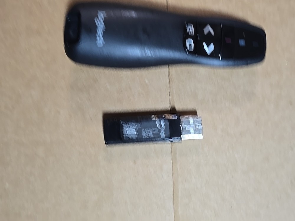 Logitech Wireless Presenter R400 with USB Receiver and Case – Tested & Working