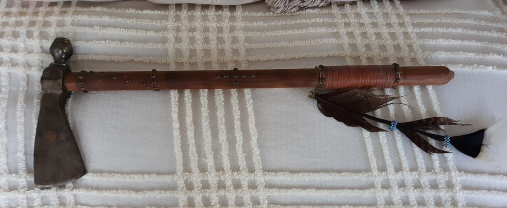 Tomahawk with Smoking Bowl - age Ax - Beads, feather & Studs - AX