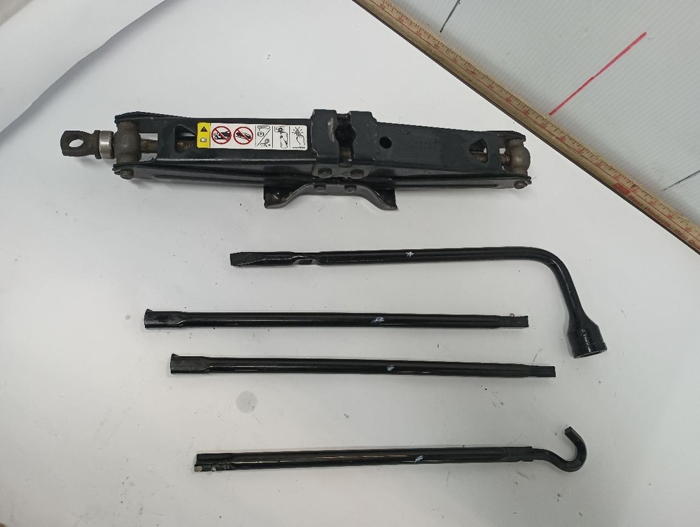 Jack w/Tools from 2011 Dodge Ram 1500 12625463
