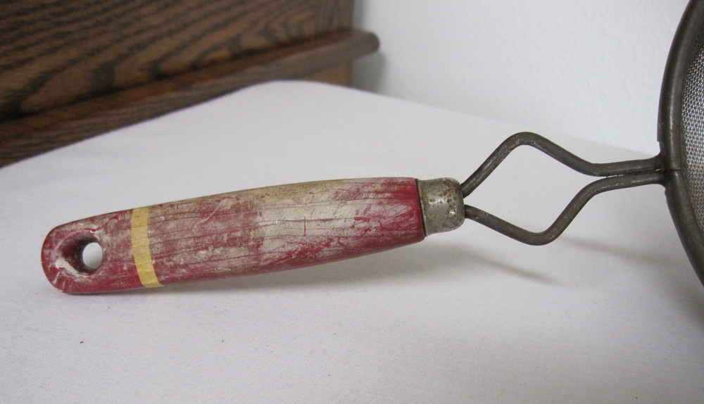 VTG RUSTY CHIPPY METAL MESH STRAINER W/ WOOD HANDLE OVER BOWL HOOKS