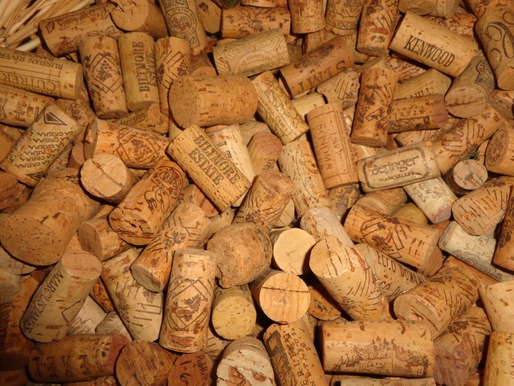 A LOT OF 100 WINE CORKS DIFFERENT KINDS GOOD CONDITION