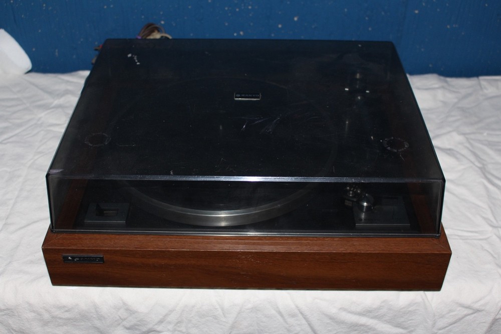 Sanyo TP-1800 Turntable - Missing 1 hinge
