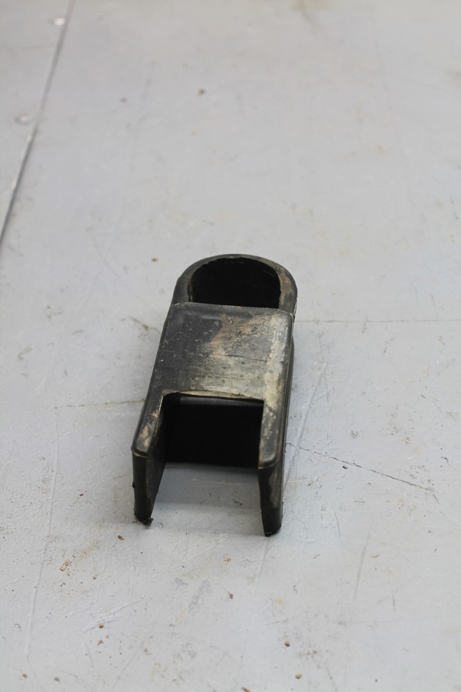 1982 SUZUKI GS300L CHAIN GUIDE