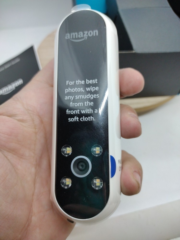 Amazon Echo Look PL67WR- Smart Desk Camera.