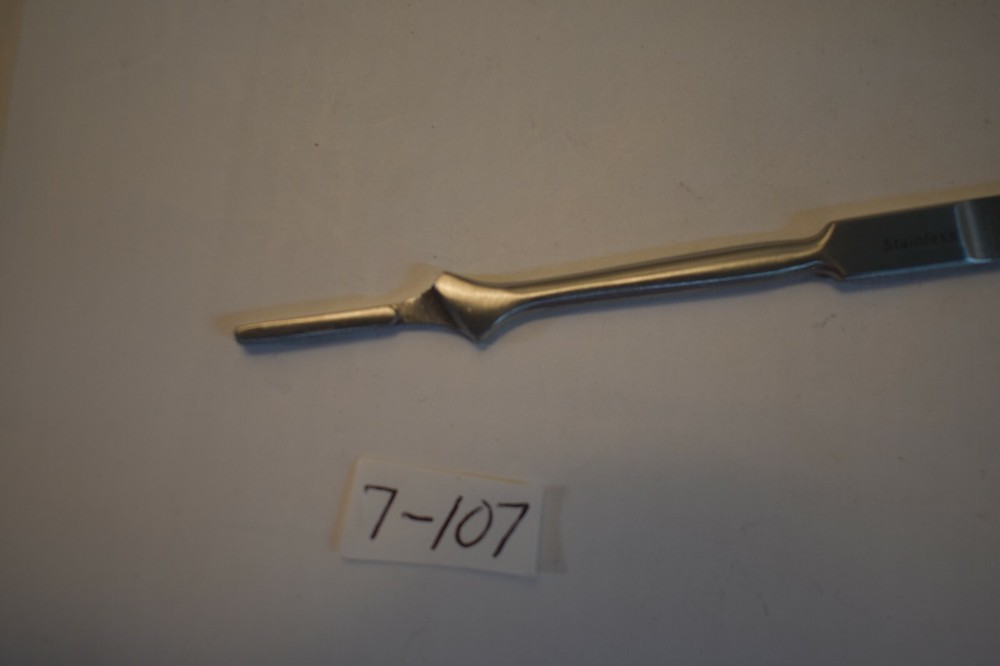 7-107 SCALPEL HANDLE