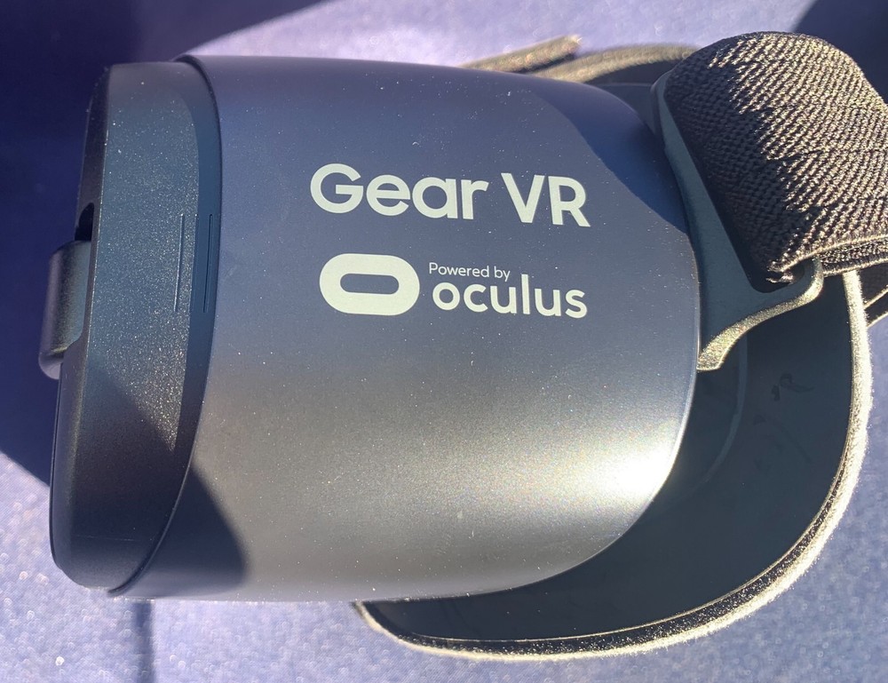 Samsung Gear VR OCULUS Virtual Reality Headset WITH Gear VR Controller