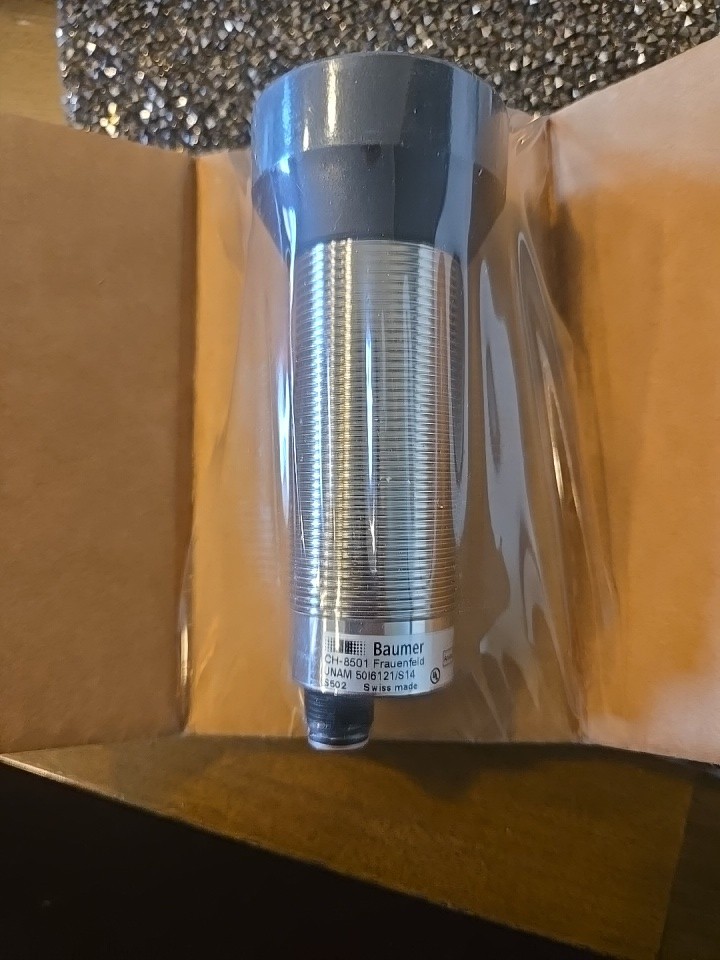 New Baumer UNAM 50l6121/S14 Sensor