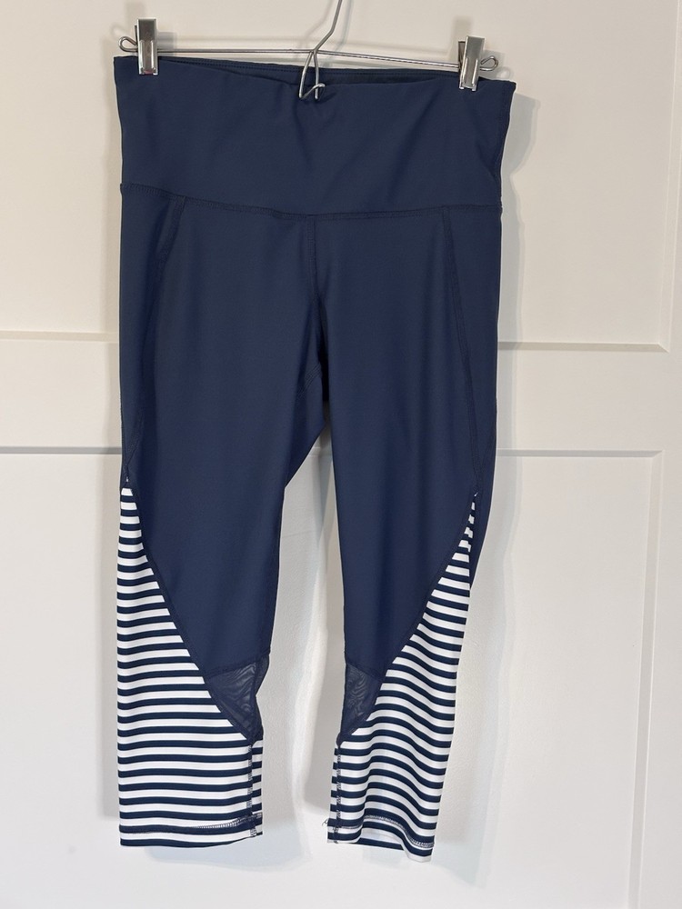 Xersion Women's Modern Performance Ocean Floor Stripe Mesh Capris Medium