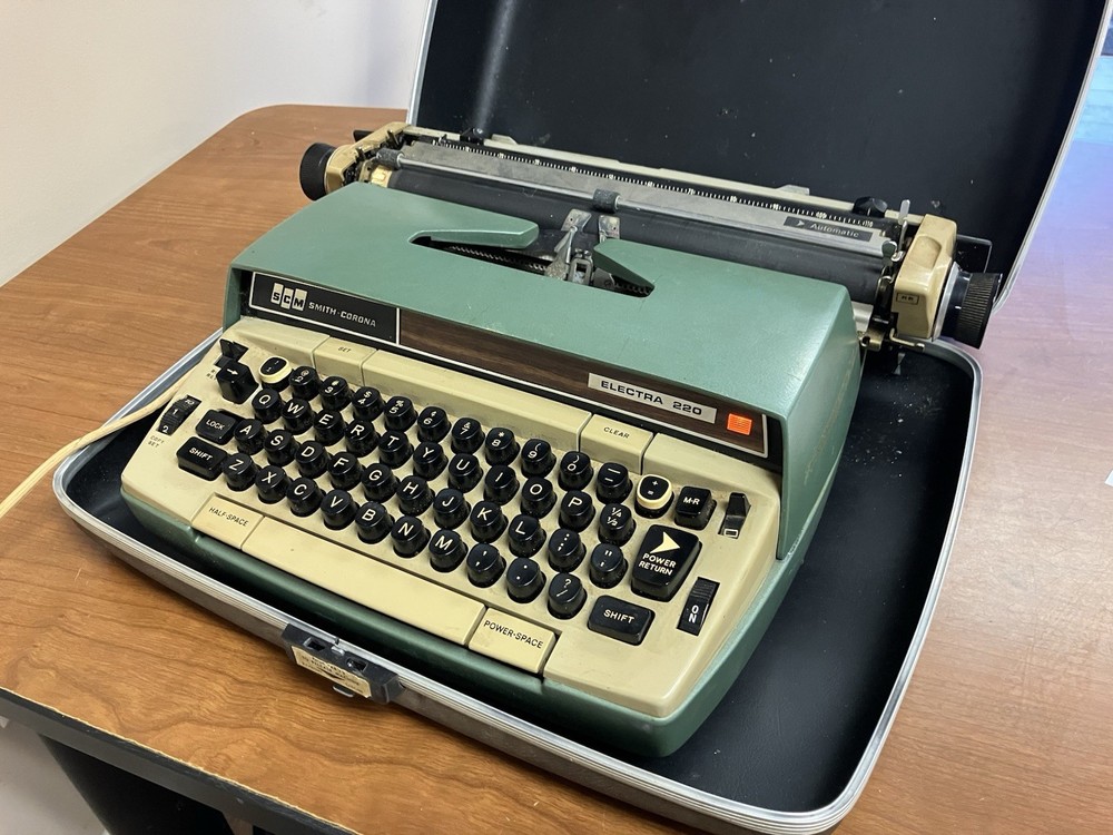 Smith Corona Electra 220 Electric Typewriter w/ Original Case Needs Some Work
