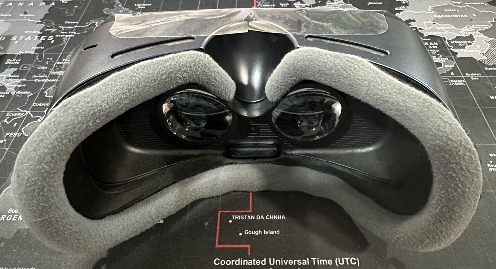 Samsung Gear VR SM-R324 With Controller - Complete - Powered by oculus