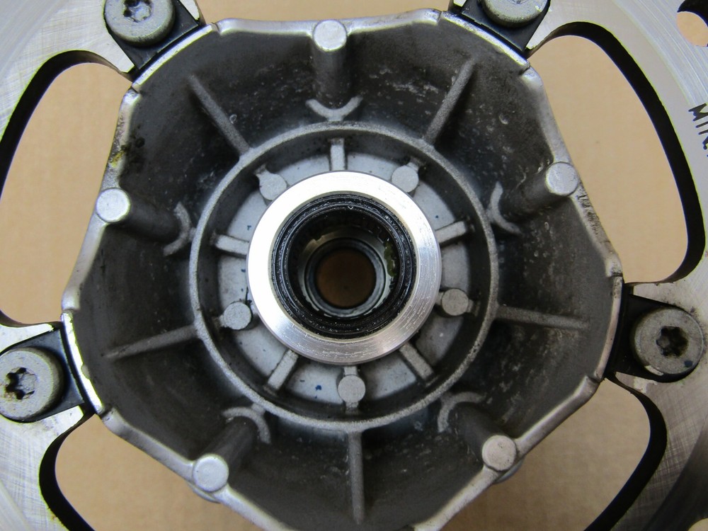 Piaggio 1 2022 front hub (13479)
