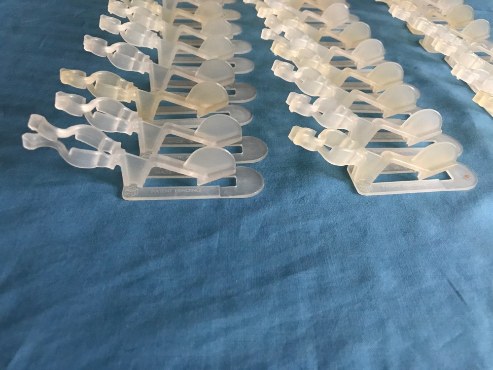 Pre-Owned 28 Count All Application Christmas / Holiday Light Clips