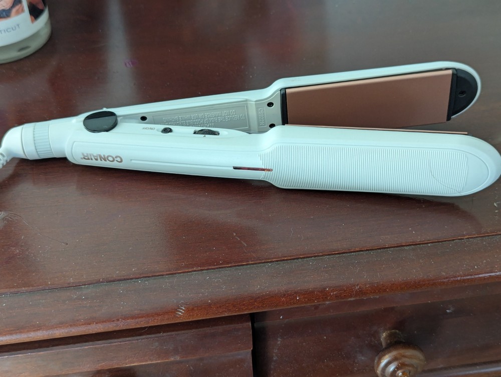 Conair Double Ceramic 1 1/2 in Flat Iron Straight + Smooth Model , EPOC