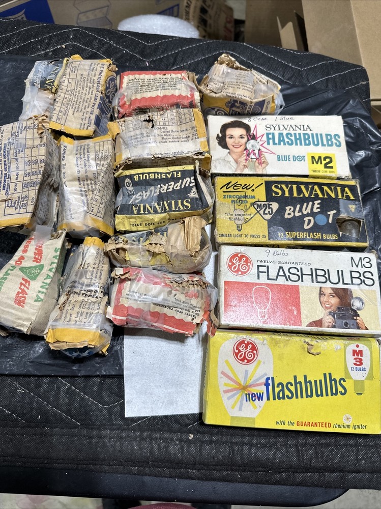 Several Vintage Cameras And Flash Bulbs, Read Full Description