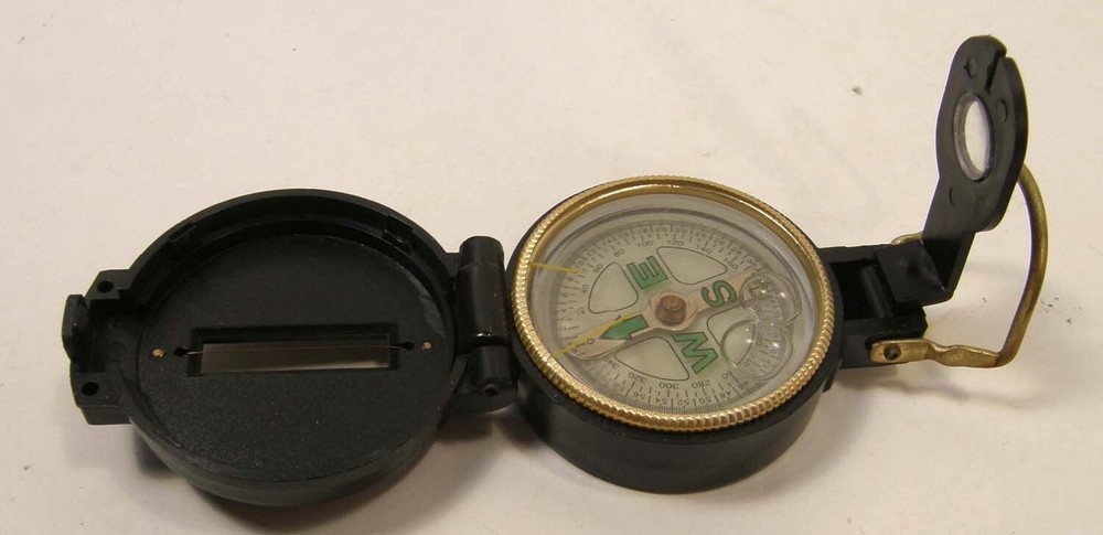 VINTAGE MILITARY ENGINEER CORPS STYLE DIRECTIONAL FOLDING POCKET COMPASS