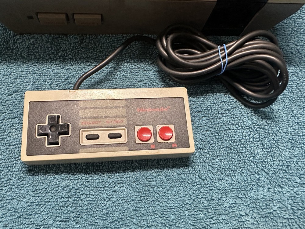 Nintendo NES System Mario Games 2 Controllers Zapper Cords Tested