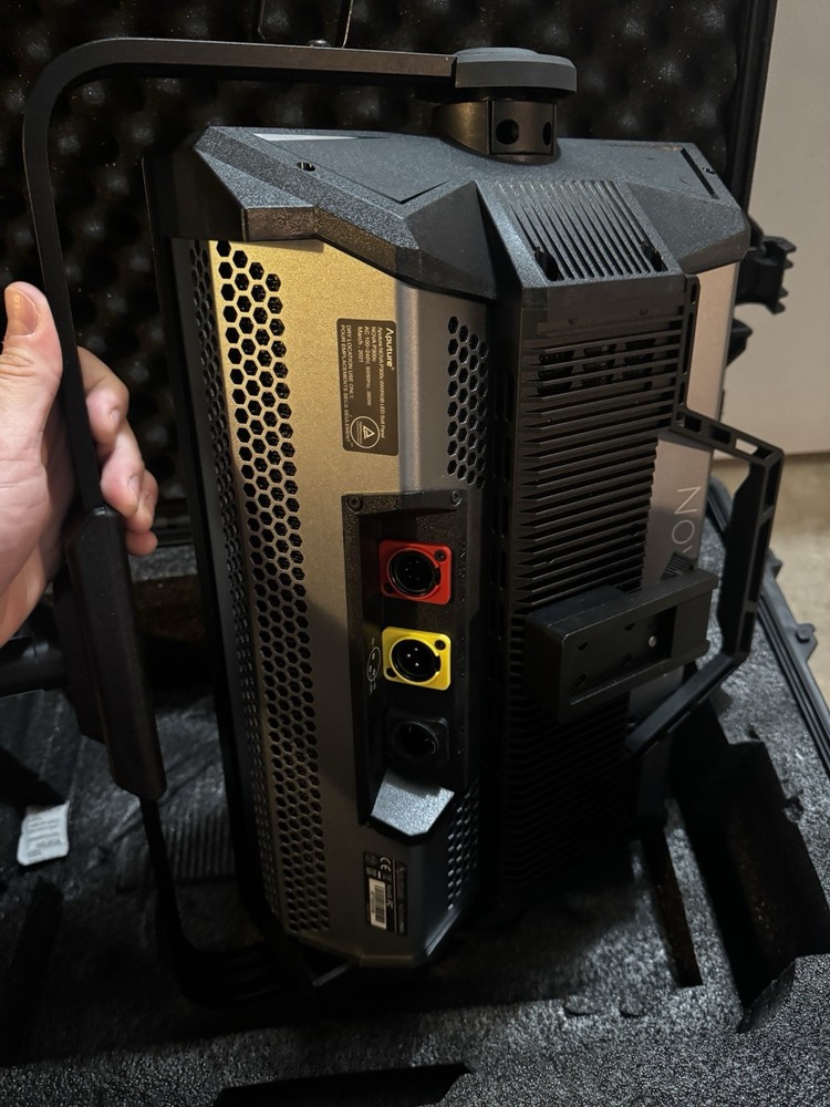Aputure Nova P300c RGBWW LED Panel + Hard Rolling Case