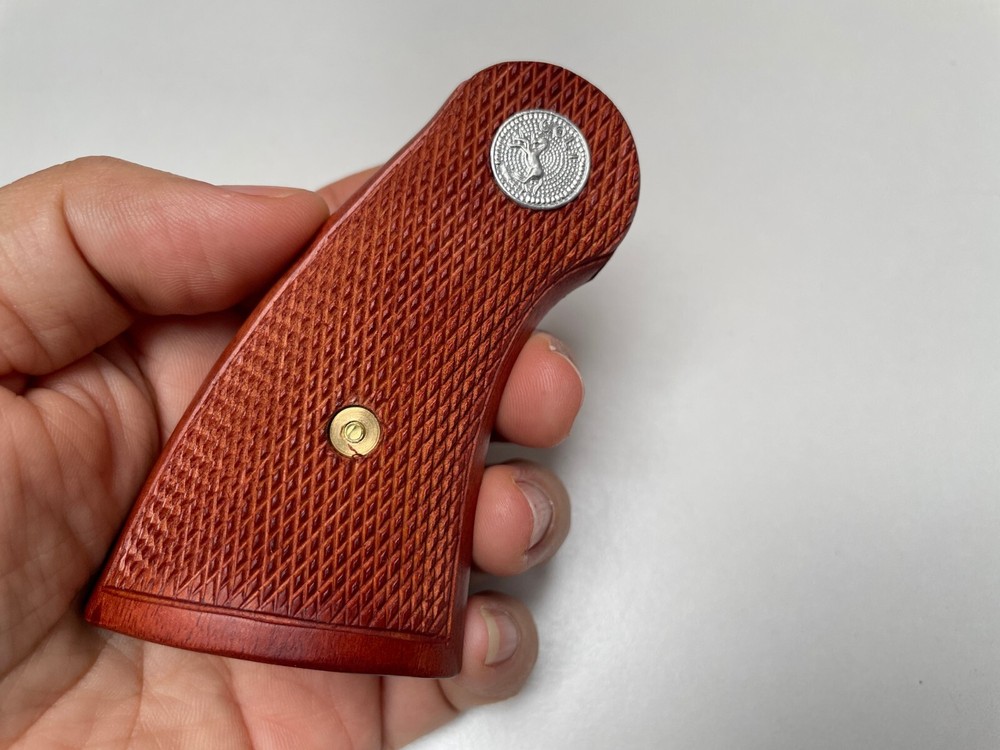 All Checker on Wood Decorative Grips For Colt Python grip, Checker; silver logo