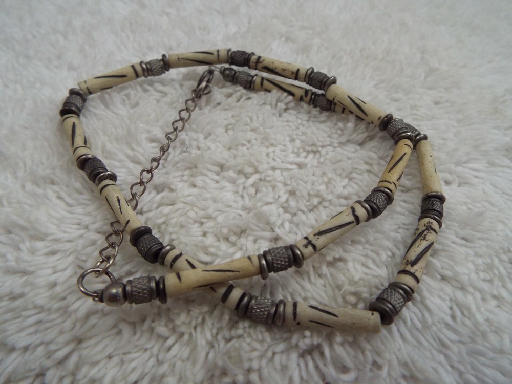 Silvertone Cream Bead Necklace (B15)