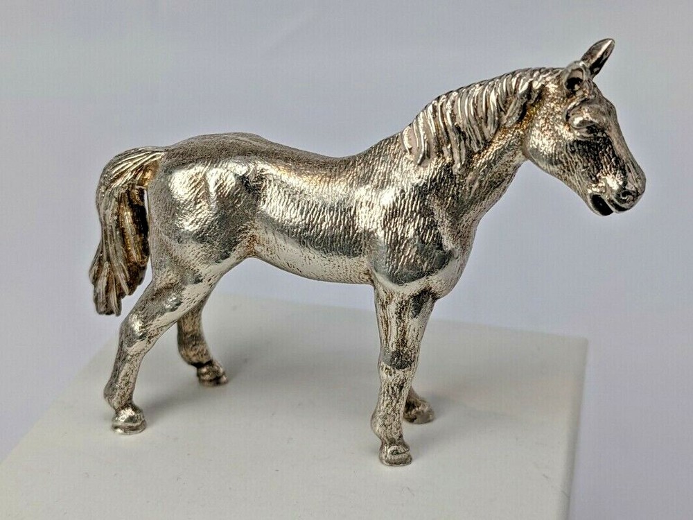 A beautiful detailed cast solid silver miniature horse 49 grms 925S