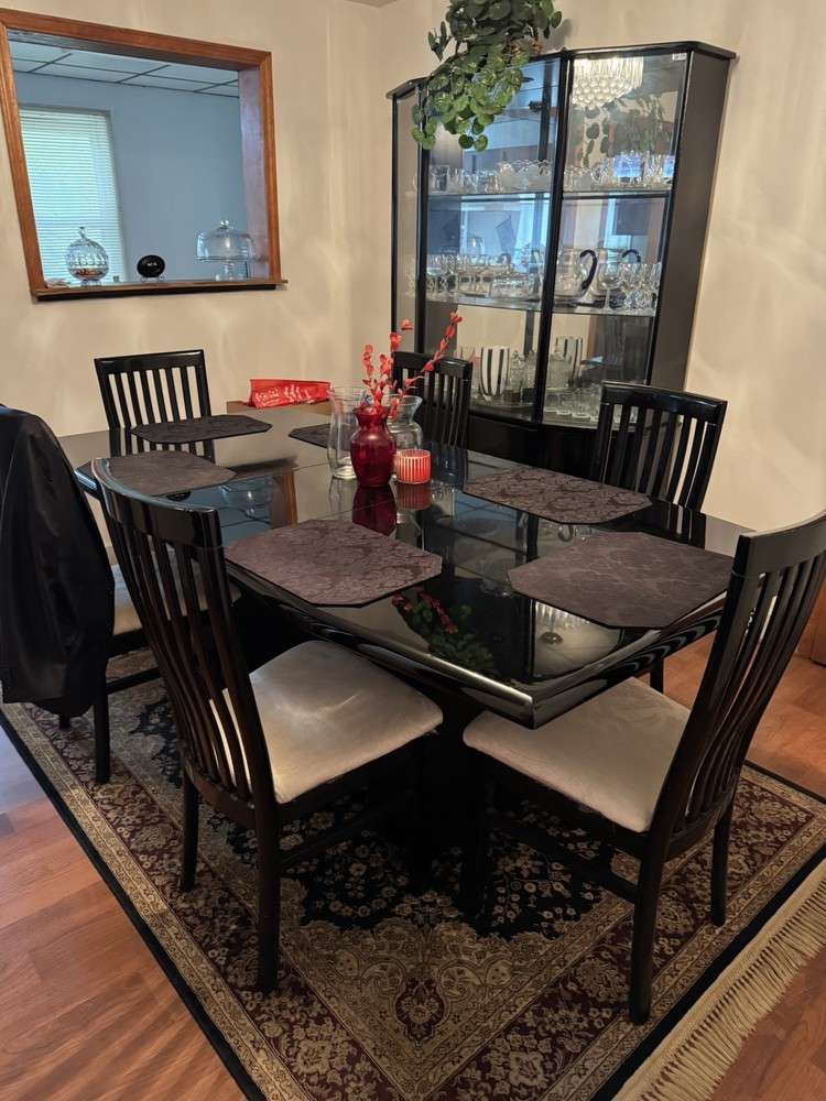 Selling Dining Room Set