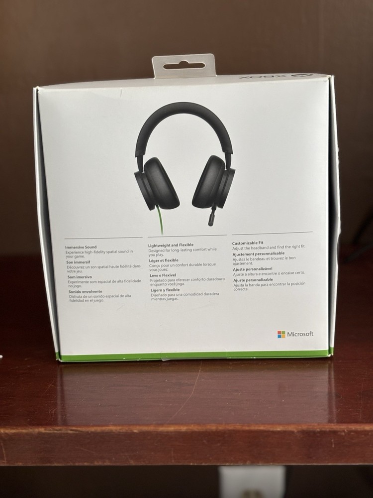 *NEW* Microsoft Xbox Headset connects to controller with wire