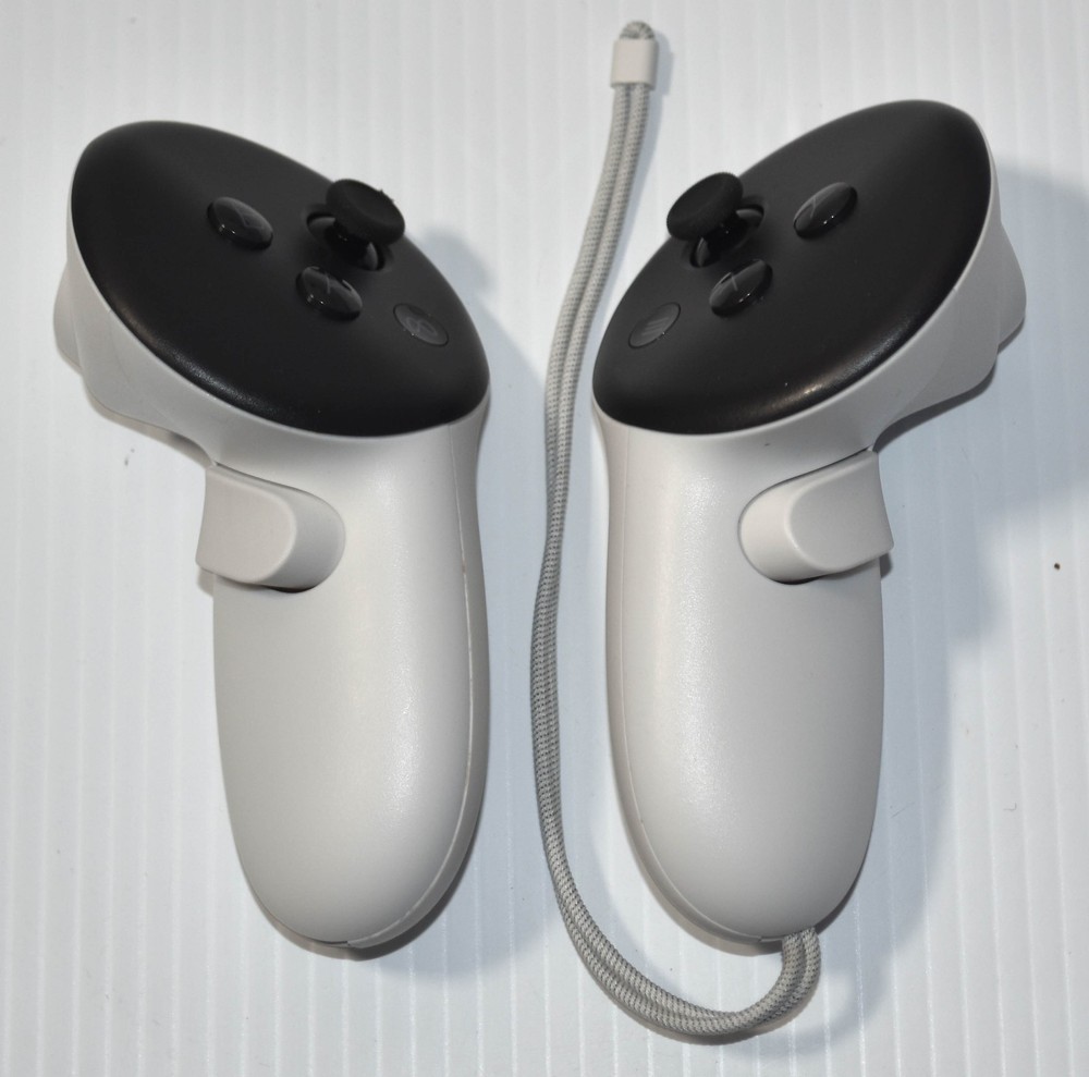 Meta Quest 3 VR Headset 128GB w/ Controllers - Working