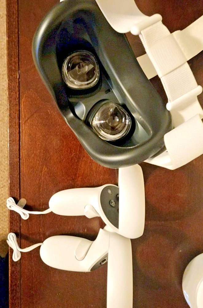 128GB Meta Quest 2 VR Headset - w Controllers