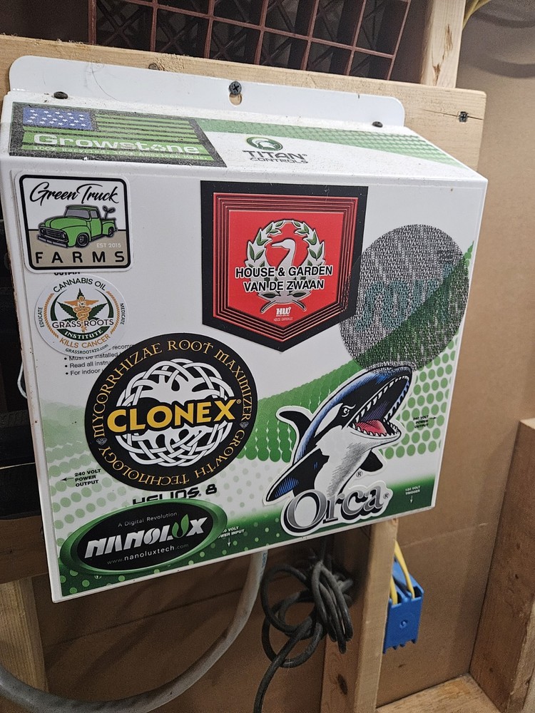 Titan Controls Helios 8 - 8 Light 240 Volt Controller w/ Dual Trigger Cords