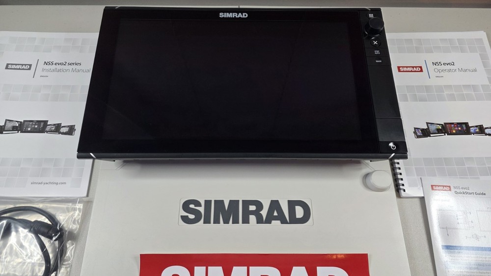 Simrad NSS 16evo2 Chartplotter- Fishfinder / Excellent Condition / Complete Set