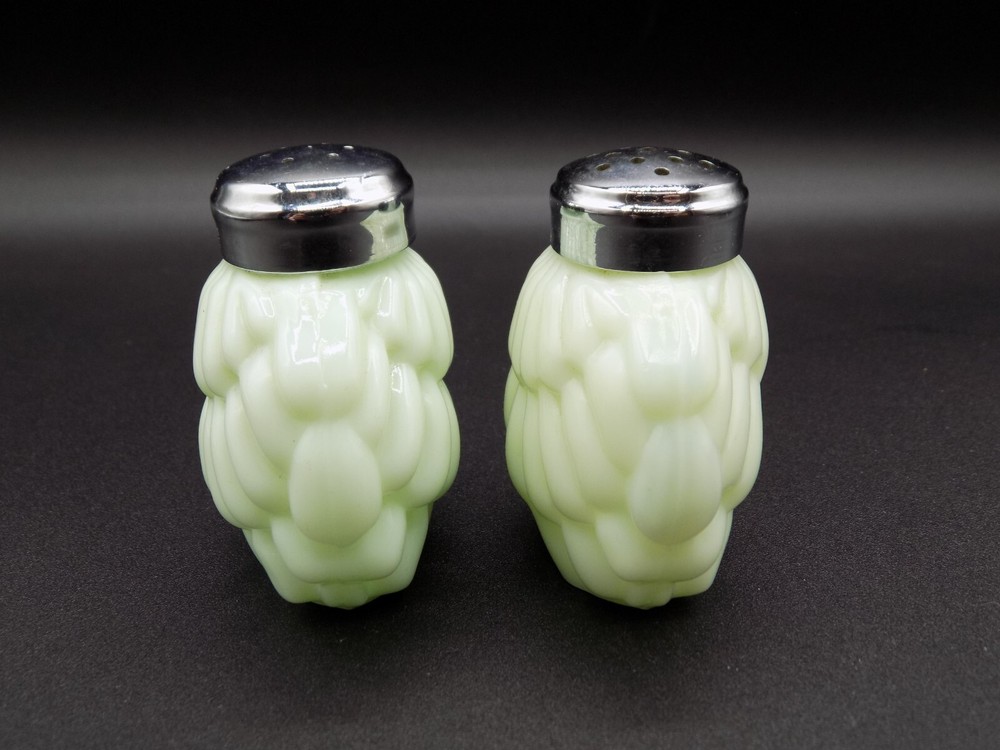 EAPG CONSOLIDATED Green Overlapping SHELL Pattern Salt & Pepper Shakers