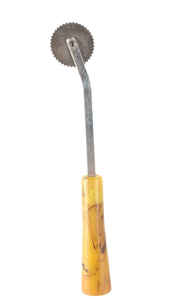 Vintage Pie Crust Cutter Butterscotch Bakelite Handle 6”