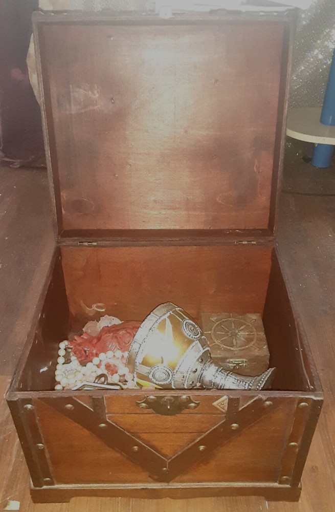 Treasure Chest includes Pieces of 9 (8)