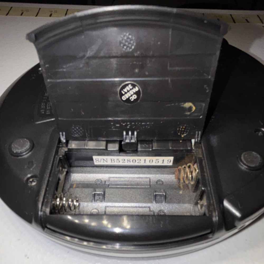 Durabrand CD-566 Programmable CD Player Silver/Black LCD Display Repeat