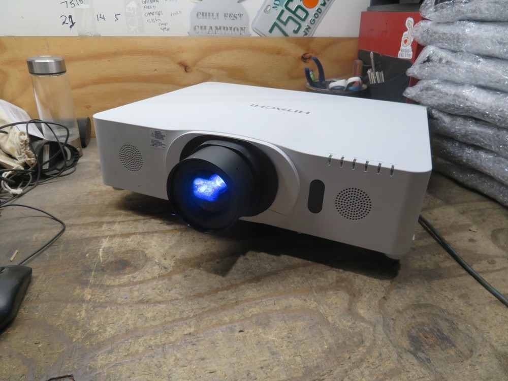 TESTED HITACHI CP-WU8440 LCD Projector ( NO REMOTE )