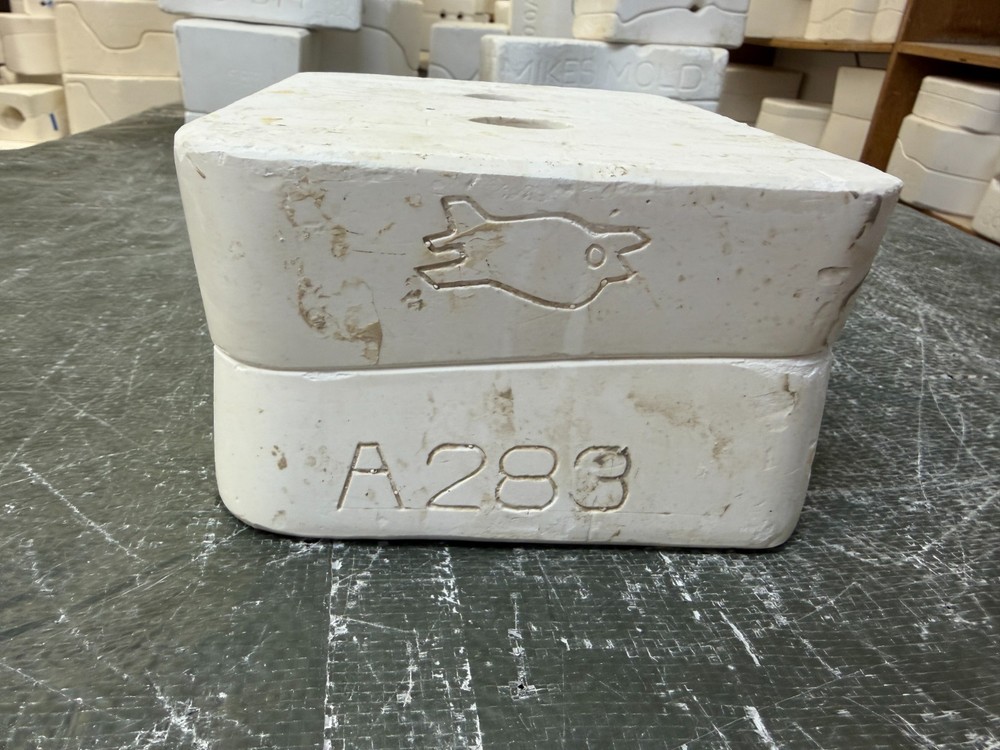 VINTAGE AIR CAPITOL CERAMIC MOLD #A-283 LEAF DISH
