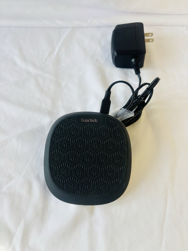 SanDisk iXpand Base, an automatic backup charger and base for iPhone